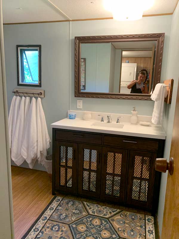 J&S Creekside Cabins Trout Cottage bathroom