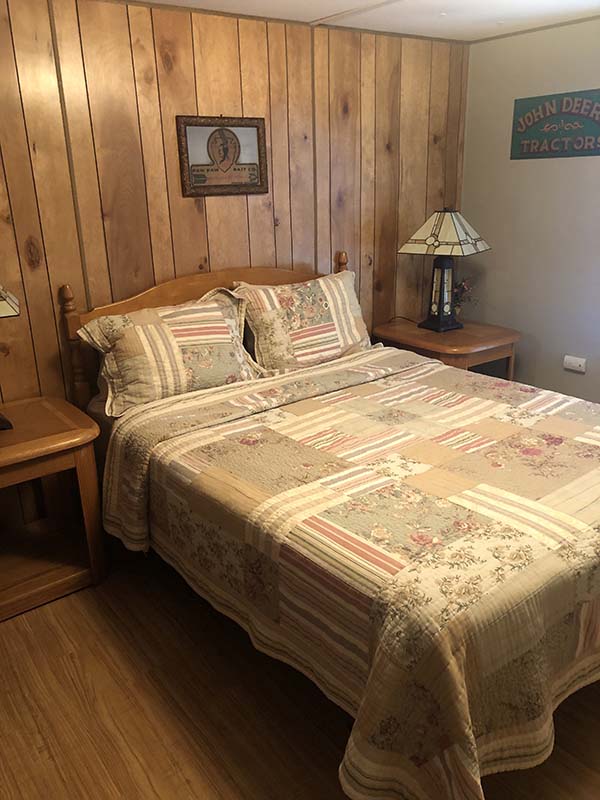 J&S Creekside Cabins Trout Cottage bedroom