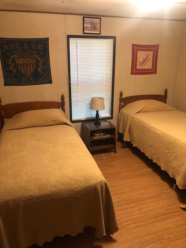 J&S Creekside Cabins Trout Cottage beds